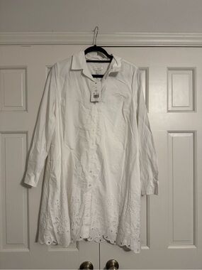 crown & ivy White Button-Up Shirt with Collar